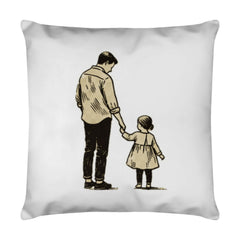 Das Kissen "Vater-Tochter" von MarketPrint zeigt eine einfache Illustration eines Erwachsenen und eines Kindes, die sich an den Händen halten, beide mit dem Gesicht nach außen, gedruckt auf ein weißes Kissen mit Reißverschluss. Der Erwachsene trägt lange Ärmel und Hosen, das Kind ein Kleid.