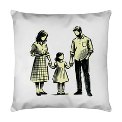 Das Kissen "Eltern-Tochter" von MarketPrint zeigt eine schlichte Sketch-Illustration von zwei Erwachsenen und einem Kind auf hellem Hintergrund. Mit Reißverschluss für leichtes Herausnehmen des Futters.