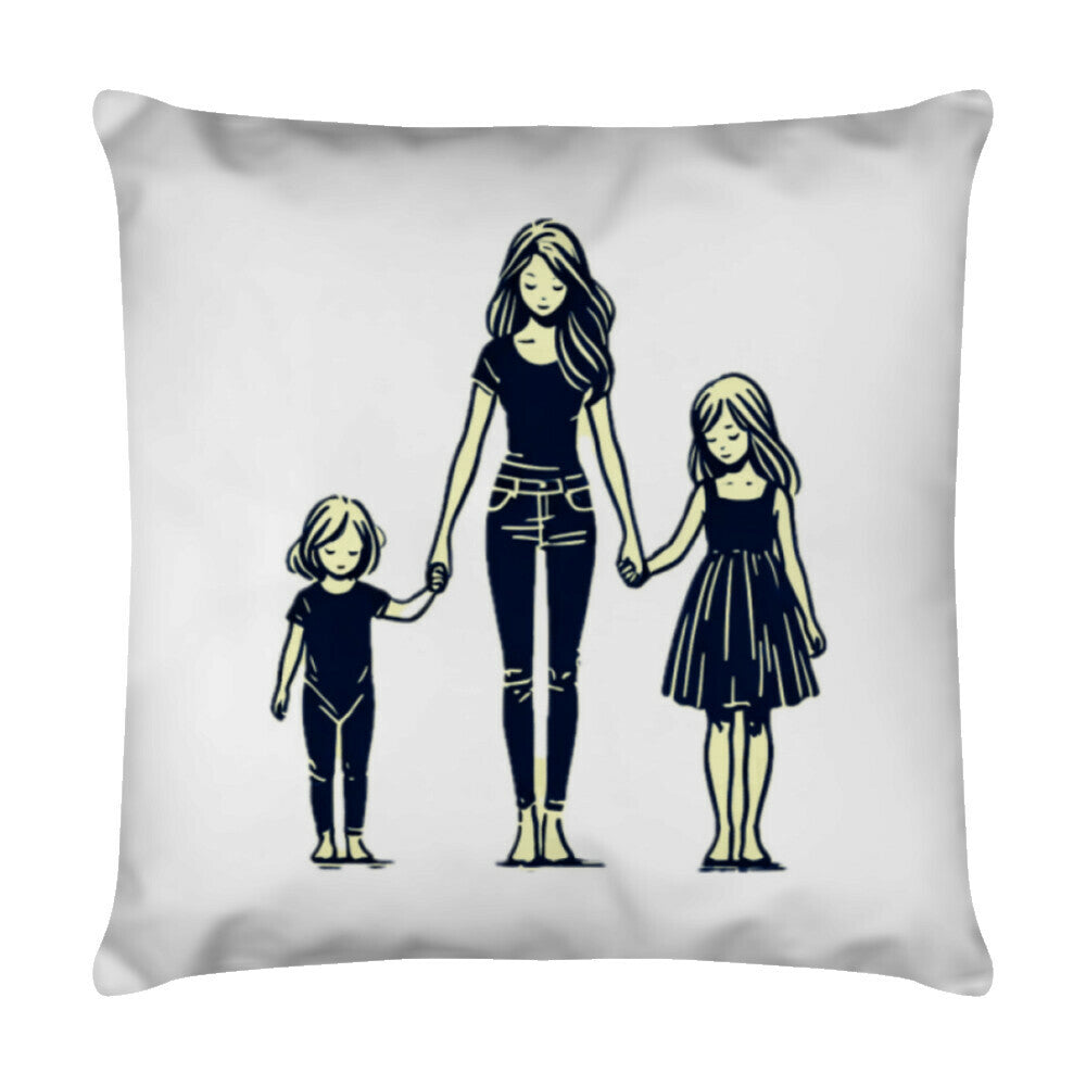Das Kissen "Mutter-Töchter" von MarketPrint zeigt eine minimalistische Illustration von drei Frauen und besitzt einen praktischen Reißverschluss, sodass das herausnehmbare Futter leicht zum Reinigen entnommen werden kann.