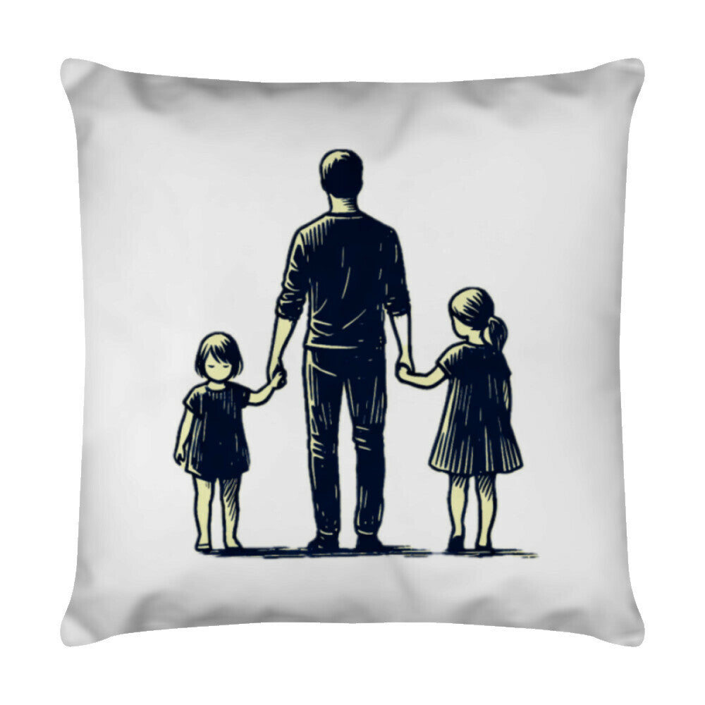 Das Kissen "Vater-Töchter" von MarketPrint zeigt eine Illustration eines Erwachsenen, der Händchen haltend mit zwei Kindern auf jeder Seite steht. Das bedruckte Kissen hat einen praktischen Reißverschluss zum einfachen Abziehen des Bezugs.