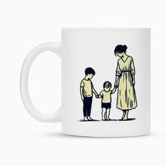 Die Tasse "Mutter-Söhne" von MarketPrint ist eine weiße Keramiktasse mit schlichtem Liniendesign: Eine Frau im langen Kleid hält zwei Kinder an den Händen. Dank Duraglaze-Beschichtung bleiben Qualität und Motiv dauerhaft erhalten.