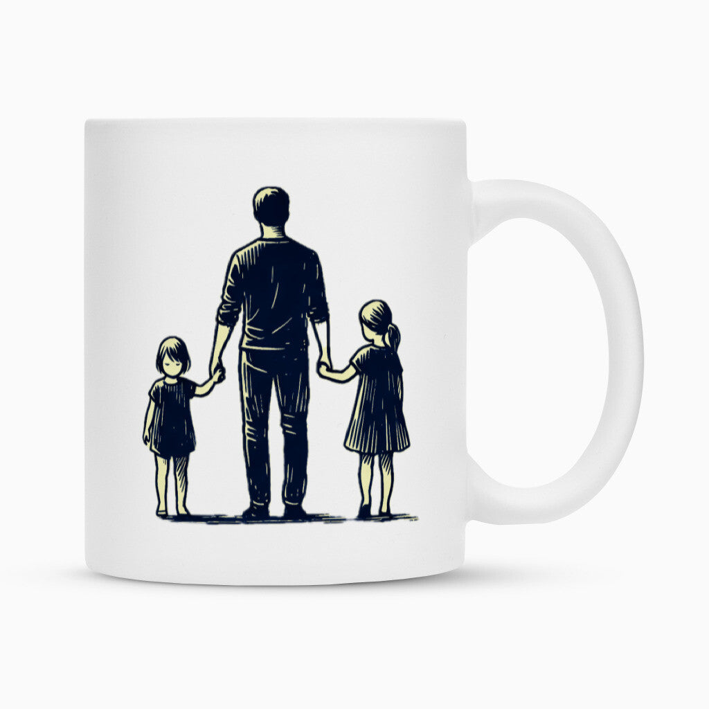 Die Tasse "Vater-Töchter" von MarketPrint zeigt eine schlichte schwarze Illustration eines Vaters, der zwei Töchter an den Händen hält. Perfekt als Sublimationstasse für personalisierte Geschenke oder den täglichen Kaffeegenuss.