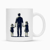 Die Tasse "Vater-Töchter" von MarketPrint zeigt eine schlichte schwarze Illustration eines Vaters, der zwei Töchter an den Händen hält. Perfekt als Sublimationstasse für personalisierte Geschenke oder den täglichen Kaffeegenuss.