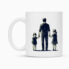 Die MarketPrint Tasse "Vater-Töchter" aus weißer Keramik zeigt als Sublimationsdruck einen Erwachsenen, der Händchen mit zwei Kindern hält - alle stehen und schauen vom Betrachter weg.
