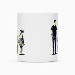 Die Keramiktasse "Vater-Kinder" von MarketPrint zeigt ein minimalistisches Motiv: Ein Mädchen im Kleid hält links eine Hand, rechts steht ein Mann mit Händen in den Taschen abseits. Ideal für Sublimation.
