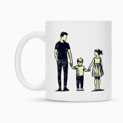 Die Tasse "Vater-Kinder" von MarketPrint aus weißer Keramik zeigt eine minimalistische Skizze von Vater, Sohn und Tochter, die Händchen haltend in einer Reihe stehen. Das Motiv ist im skizzenhaften Stil auf die Sublimationstasse gedruckt.