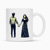 Die MarketPrint Tasse "Mann-Frau" ist eine weiße Keramiktasse mit einer einfachen dunklen Strichzeichnung eines undetaillierten Mannes in Hemd und Hose, der sich mit einer Frau in einem langen Kleid an den Händen hält, gedruckt als Sublimationstasse.
