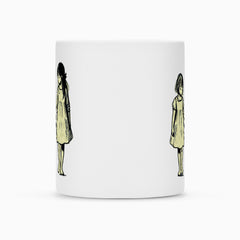 Die Tasse "Schwestern" von MarketPrint ist eine weiße Keramiktasse mit einfachen, handgezeichneten Illustrationen von zwei Mädchen in gelben Kleidern. Durch die Duraglaze-Beschichtung bleibt das Design lebendig und langlebig.