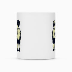 Die MarketPrint Tasse "Brüder" ist eine weiße Keramiktasse mit einer einfachen Illustration eines Jungen in einem hellen Hemd und dunklen Shorts, der den Rücken zugewandt ist. Das Motiv erscheint zweimal auf dieser Sublimationstasse.