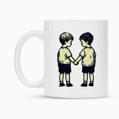 Die Tasse "Brüder" von MarketPrint ist eine weiße Keramiktasse mit Duraglaze-Beschichtung und zeigt zwei Jungen in Shorts und Shirts, die sich gegenüberstehen und Händchen halten - ideal als liebevolle Sublimationstasse.