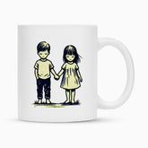Die Tasse "Bruder-Schwester" von MarketPrint ist eine weiße Tasse mit einer bezaubernden Illustration eines Jungen und eines Mädchens, die beide im Gras stehen und sich an den Händen halten. Mit langlebiger Duraglaze-Beschichtung für dauerhafte Qualität.