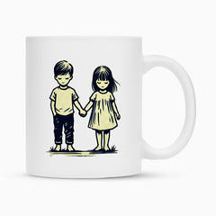 Die Tasse "Bruder-Schwester" von MarketPrint ist eine weiße Tasse mit einer bezaubernden Illustration eines Jungen und eines Mädchens, die beide im Gras stehen und sich an den Händen halten. Mit langlebiger Duraglaze-Beschichtung für dauerhafte Qualität.