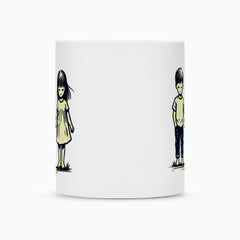 Die Tasse "Bruder-Schwester" von MarketPrint zeigt minimalistische Illustrationen von Mädchen und Jungen auf Gras, getrennt durch leere Fläche. Dank Duraglaze-Beschichtung bleiben die Motive langlebig und brillant.