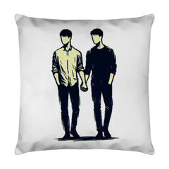 Eine Zeichnung von zwei Menschen, die sich an den Händen halten, beide mit kurzen Haaren und legerer Kleidung - einer in einem hellen Hemd, der andere in einem dunklen Hemd - gedruckt auf dem MarketPrint Kissen "Mann-Mann" mit Reißverschluss auf weißem Stoff.