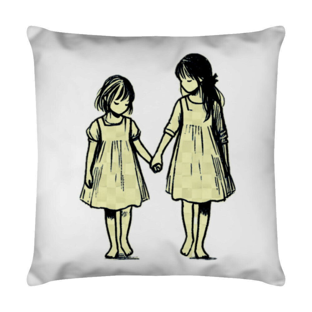 Das Kissen "Schwestern" von MarketPrint ist quadratisch, zeigt in Schwarz-Weiß zwei Mädchen Händchen haltend und hat einen praktischen Reißverschluss sowie herausnehmbares Futter für einfaches Reinigen.