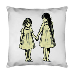 Das Kissen "Schwestern" von MarketPrint ist quadratisch, zeigt in Schwarz-Weiß zwei Mädchen Händchen haltend und hat einen praktischen Reißverschluss sowie herausnehmbares Futter für einfaches Reinigen.