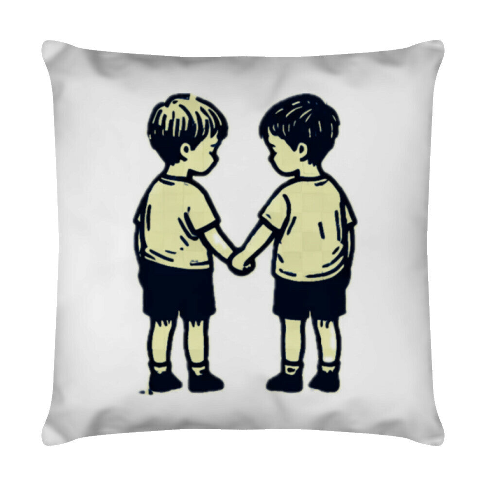 Das MarketPrint Kissen "Brüder" ist ein weißes, quadratisches Kissen mit Reißverschluss, das zwei Jungen in Shorts und kurzärmligen Shirts zeigt, wie sie sich an den Händen halten - ein liebevolles Motiv für Brüder.