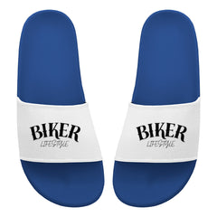 Die MarketPrint Badelatschen "Biker" sind blaue PVC-Sandalen mit weißen Riemen und der Aufschrift "BIKER LIFESTYLE" in Schwarz. Sie sind ideal für einen Badetag und werden von oben auf einem weißen Hintergrund dargestellt.