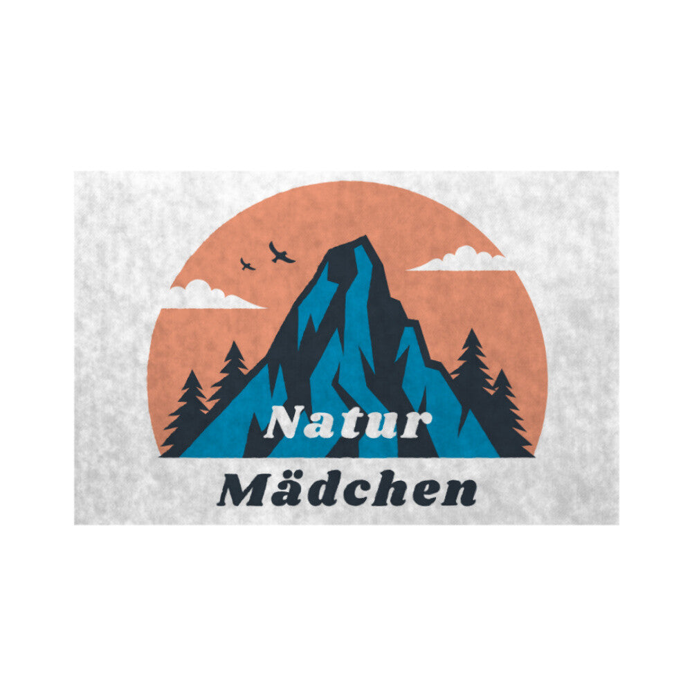 Illustration von einem Berg, Bäumen, zwei Vögeln und Wolken auf einem orangefarbenen Kreis mit "Natur Mädchen" in blau und schwarz. Die MarketPrint Fußmatte hält Schmutz abhalten und Ihren Eingangsbereich sauber.