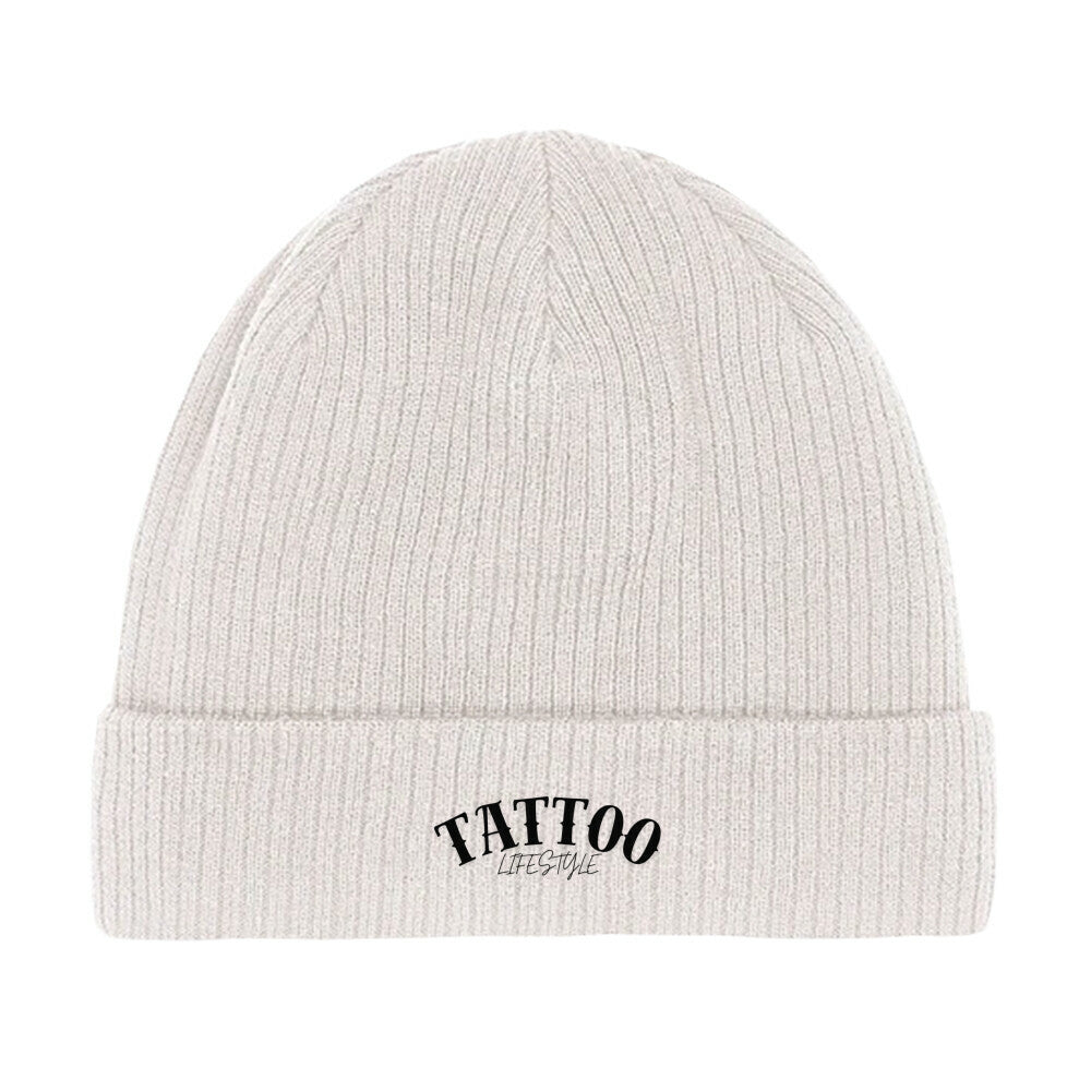 Die MarketPrint Mütze "Tattoo" ist eine hellgraue doppellagige Strickbeanie mit umgeschlagener Krempe und dem Aufdruck "TATTOO LIFESTYLE" in schwarz auf der Vorderseite.