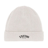 Die MarketPrint Mütze "Tattoo" ist eine hellgraue doppellagige Strickbeanie mit umgeschlagener Krempe und dem Aufdruck "TATTOO LIFESTYLE" in schwarz auf der Vorderseite.