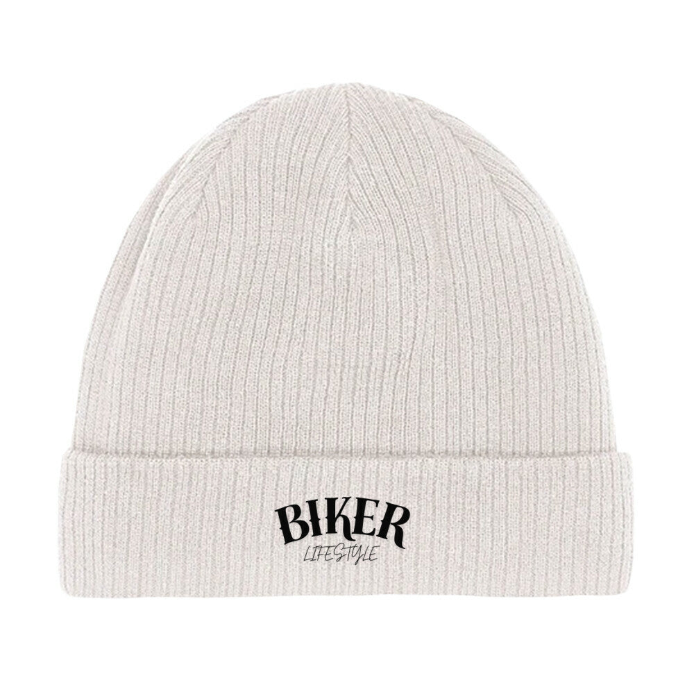 Die Mütze "Biker" von MarketPrint ist eine hellgraue Rippenstrickmütze mit umgeschlagener Krempe, hergestellt aus Bio-Baumwolle. "BIKER LIFESTYLE" ist in schwarz auf die doppellagige Strick-Frontkrempe gedruckt.