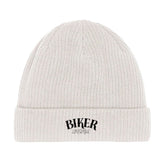 Die Mütze "Biker" von MarketPrint ist eine hellgraue Rippenstrickmütze mit umgeschlagener Krempe, hergestellt aus Bio-Baumwolle. "BIKER LIFESTYLE" ist in schwarz auf die doppellagige Strick-Frontkrempe gedruckt.