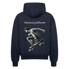 Der MarketPrint Oversized Zipper Hoodie "Fall hard, fall harder" in navy zeigt eine auffällige Rückengrafik eines Skateboarders in der Luft mit dem Slogan darüber und ist für ultimativen Komfort aus 100% Baumwolle gefertigt.