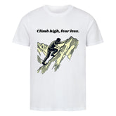 Das MarketPrint Premium Shirt "Climb high" ist ein weißes Bio-Baumwolle T-Shirt mit einer Bergsteiger-Illustration und dem Slogan "Climb high, fear less". Nachhaltige Kleidung für alle Abenteurer.
