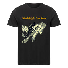 Das Premium Shirt "Climb high" von MarketPrint ist ein schwarzes Bio-Baumwolle T-Shirt mit einer Bergsteiger-Illustration und dem Spruch "Climb high, fear less." in gelber Schrift über der Grafik.