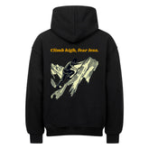 Der Oversized Hoodie "Climb High" von MarketPrint ist ein schwarzer Baumwoll-Kapuzenpullover mit einem Bergsteiger, der einen Berg erklimmt. Über der Illustration ist in gelber Farbe "Climb high, fear less.