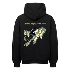 Der Oversized Hoodie "Climb High" von MarketPrint ist ein schwarzer Baumwoll-Kapuzenpullover mit einem Bergsteiger, der einen Berg erklimmt. Über der Illustration ist in gelber Farbe "Climb high, fear less.