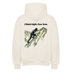 Der MarketPrint Oversized Hoodie "Climb High" ist ein cremefarbener Kapuzenpullover mit einer Bergsteiger-Illustration und dem Aufdruck "Climb high, fear less." über dem Bild auf dem Rücken.