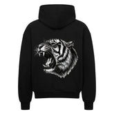 Der Oversized Zipper Hoodie "Tiger" von MarketPrint ist ein schwarzer Premium-Kapuzenpulli mit einem auffälligen Tigergesicht, gefertigt aus 100% Baumwolle und in einer übergroßen Passform für Komfort und Stil.