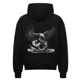 Der MarketPrint Oversized Zipper Hoodie "Adler-fisch" in schwarz zeigt auf der Rückseite eine detaillierte Illustration eines Weißkopfseeadlers, der sich im Sturzflug einen Fisch fängt. Das Ganze in einer bequemen Oversized-Passform.
