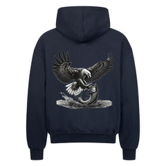 Der Oversized Zipper Hoodie "Adler-fisch" von MarketPrint ist ein navyblauer Premium-Kapuzenpulli, auf dessen Rückseite ein Adler abgebildet ist, der im Sturzflug einen Fisch fängt.