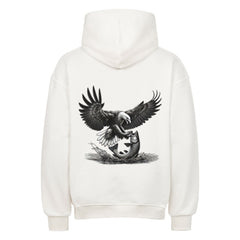 Der MarketPrint Oversized Hoodie "Adler-Fisch" ist ein weißer Kapuzenpullover mit einer schwarz-weißen Adler-Grafik auf dem Rücken, die den Adler zeigt, wie er mit ausgebreiteten Flügeln herabstürzt und einen Fisch in seinen Krallen fängt.
