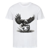 Das Premium Shirt "Adler-Attack" von MarketPrint ist ein weißes Bio-Baumwolle T-Shirt mit einer auffälligen schwarz-weißen Adler-Illustration - ideal für Fans nachhaltiger Mode.