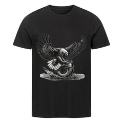 Das Premium Shirt "Adler-Attack" von MarketPrint ist ein schwarzes Bio-Baumwoll-T-Shirt mit einem Greifvogel-Motiv: Ein Adler schnappt sich mit ausgebreiteten Flügeln einen Fisch - nachhaltige und stylische Mode für alle.