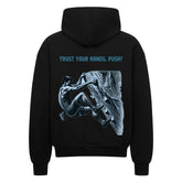 Der Oversized Zipper Hoodie "Bouldern" von MarketPrint ist aus 100% Baumwolle gefertigt und zeigt einen fetten Rückenprint eines Kletterers mit "TRUST YOUR HANDS, PUSH!" über der Illustration.