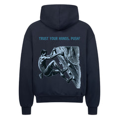 Der MarketPrint Oversized Zipper Hoodie "Bouldern" in navyblau zeigt auf der Rückseite einen Kletterer und den Text TRUST YOUR HANDS, PUSH!.