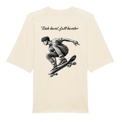 Das Premium Oversize "Skater" T-Shirt von MarketPrint aus beiger Bio-Baumwolle überzeugt mit schwarzer Skateboarder-Illustration und dem Rücken-Schriftzug "Ride hard, fall harder" für einen lässigen Look.