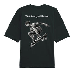Das Premium Oversize "Skater" T-Shirt von MarketPrint: Schwarzes Bio-Baumwollshirt mit Grafik einer skateboardenden Person und dem Schriftzug "Ride hard, fall harder".