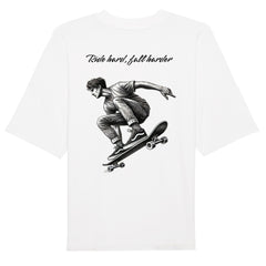 Das MarketPrint Premium Oversize "Skater" T-Shirt zeigt eine schwarz-weiße Skateboarder-Grafik mit "Ride hard, fall harder"-Text - ideal für Fans lässiger T-Shirt-Styles.