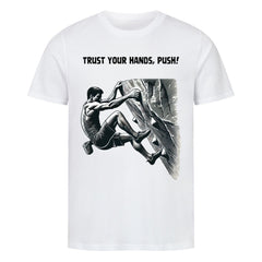 Das Premium Shirt "Bouldern" von MarketPrint ist ein weißes Bio-Baumwolle T-Shirt mit einer schwarz-weißen Kletterillustration und "TRUST YOUR HANDS, PUSH!" - ideal für nachhaltige Mode-Fans.