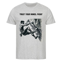 Das Premium Shirt "Bouldern" von MarketPrint ist ein graues Unisex-T-Shirt aus Bio-Baumwolle mit einer Kletter-Illustration und der Aufschrift "TRUST YOUR HANDS, PUSH!" - eine nachhaltige Wahl für Kletterfans.