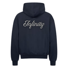 Der MarketPrint Oversized Zipper Hoodie "Infinity" in navyblau hat einen großen, kursiven weißen "Infinity"-Schriftzug auf dem Rücken. Hergestellt aus 100% Baumwolle und abgebildet auf einem einfarbig weißen Hintergrund.