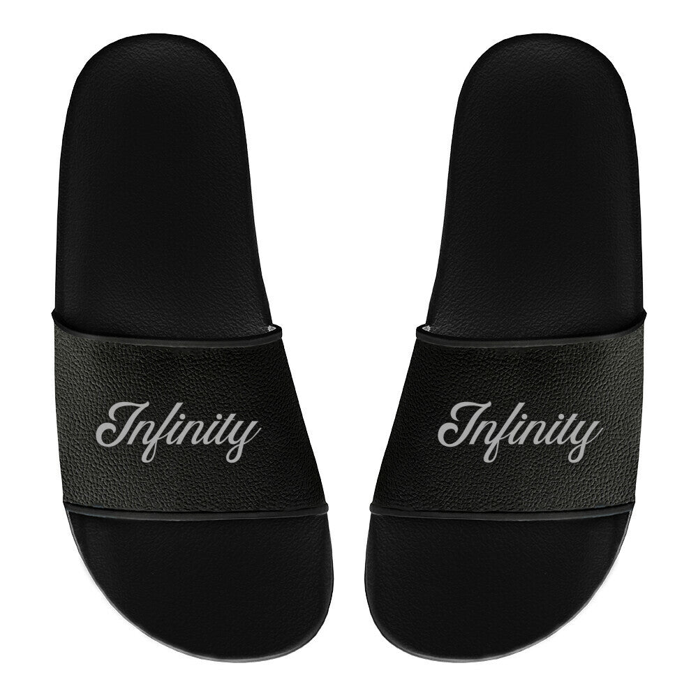 Die MarketPrint Badelatschen "Infinity" sind schwarze PVC-Rutschen mit dem Schriftzug "Infinity" in weißer Schrift auf jedem Band, nebeneinander auf weißem Hintergrund - ideal für Ihren nächsten Badetag.