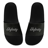 Die MarketPrint Badelatschen "Infinity" sind schwarze PVC-Rutschen mit dem Schriftzug "Infinity" in weißer Schrift auf jedem Band, nebeneinander auf weißem Hintergrund - ideal für Ihren nächsten Badetag.