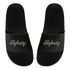 Die MarketPrint Badelatschen "Infinity" sind schwarze PVC-Rutschen mit dem Schriftzug "Infinity" in weißer Schrift auf jedem Band, nebeneinander auf weißem Hintergrund - ideal für Ihren nächsten Badetag.